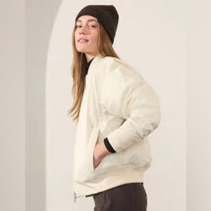 ATHLETA Sateen Bomber Padded Jacket Size Medium Cream